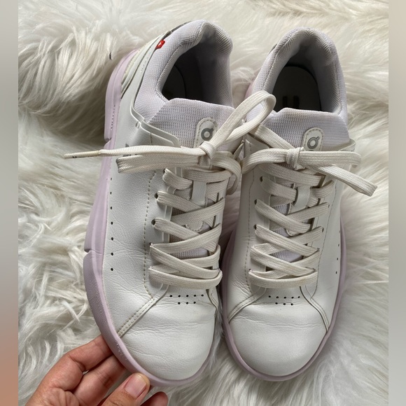 On Running Shoes - ON Roger Advantage trainers in white with lilac sneakers women’s size 8.5